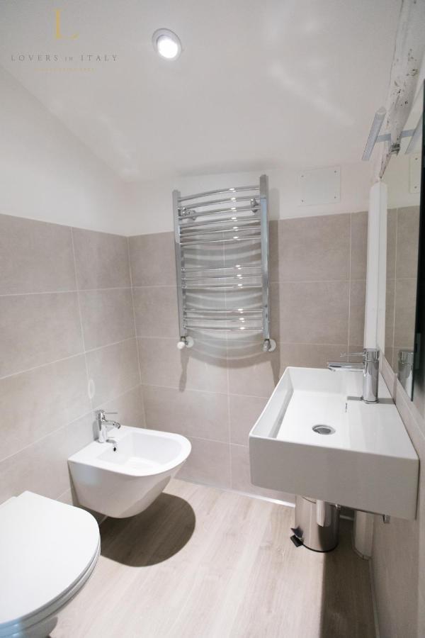 Loversinitaly Romantic Apartments - Altana And Jacuzzi Velence Kültér fotó
