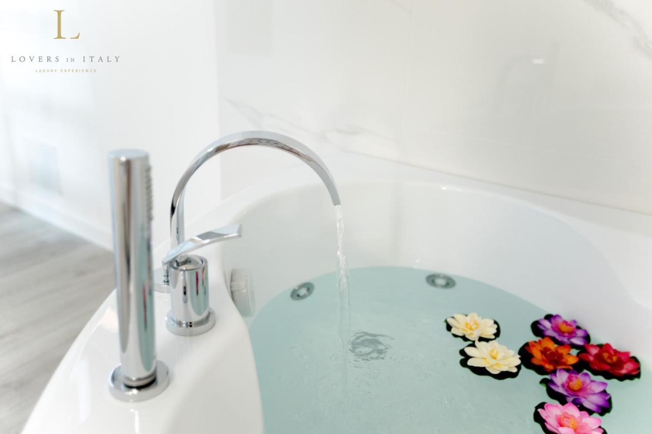 Loversinitaly Romantic Apartments - Altana And Jacuzzi Velence Kültér fotó