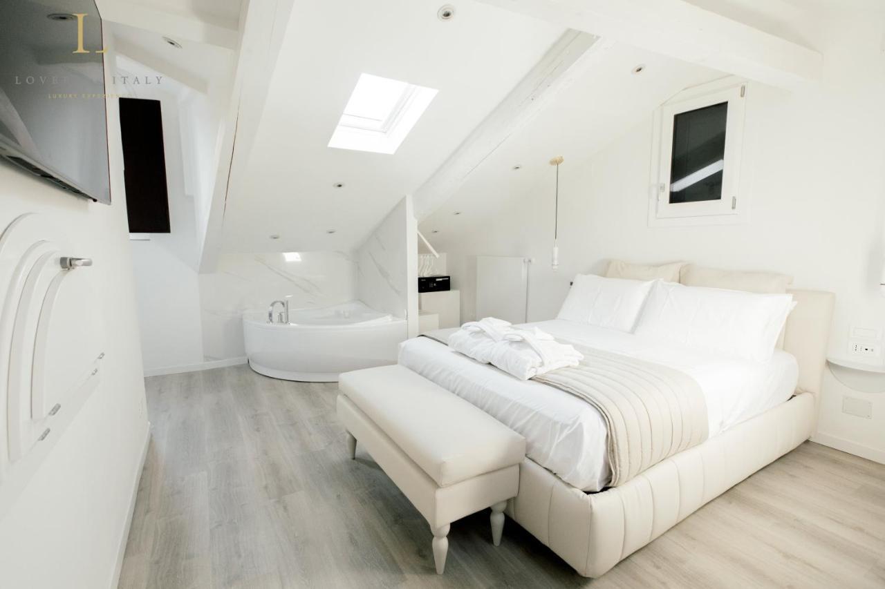 Loversinitaly Romantic Apartments - Altana And Jacuzzi Velence Kültér fotó