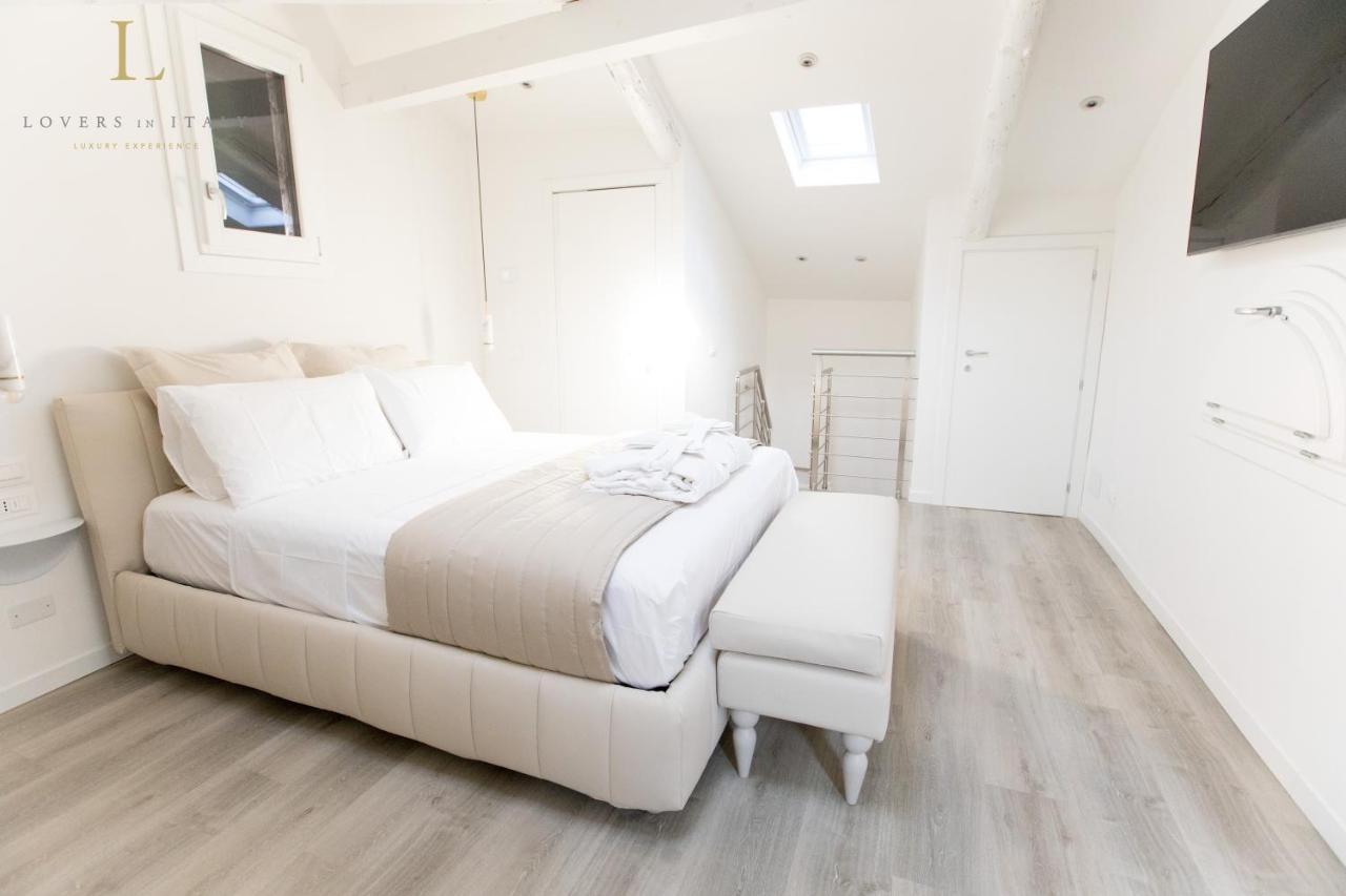 Loversinitaly Romantic Apartments - Altana And Jacuzzi Velence Kültér fotó